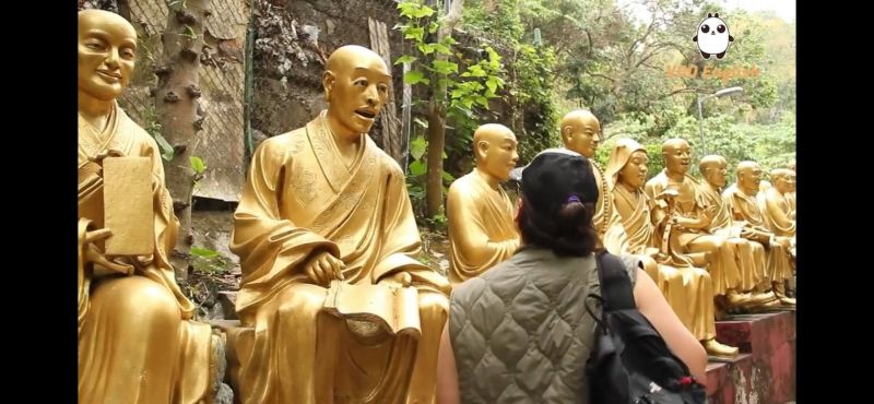 ▲在眾多香港景點中，老外特別著迷於萬佛寺。前往萬佛寺的路上要經過小山丘，還有一整列金佛像，對於觀光客來說都是新鮮的體驗。（圖／翻攝自影片）