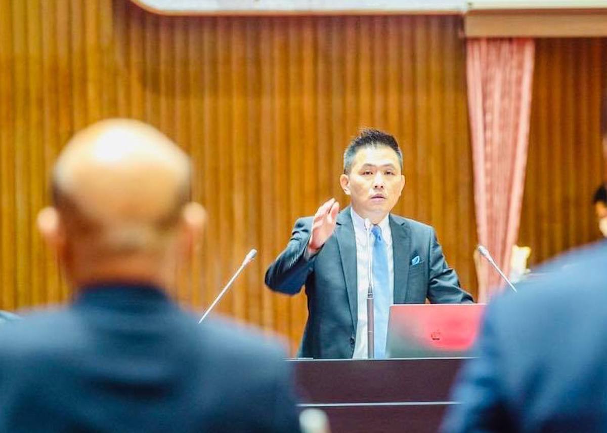 ▲國民黨籍立委陳以信在立法院質詢時，高度肯定政府的防疫表現又送花給行政院長蘇貞昌，引起國民黨內部的批評。（圖／翻攝自陳以信臉書）