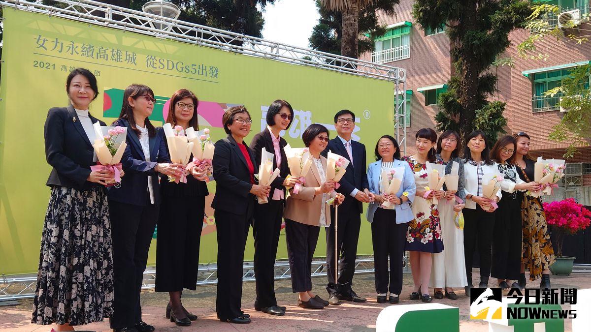 ▲3月8日婦女節，市長陳其邁親自獻花感謝12位女首長。（圖／記者鄭婷襄攝，2021.03.08）