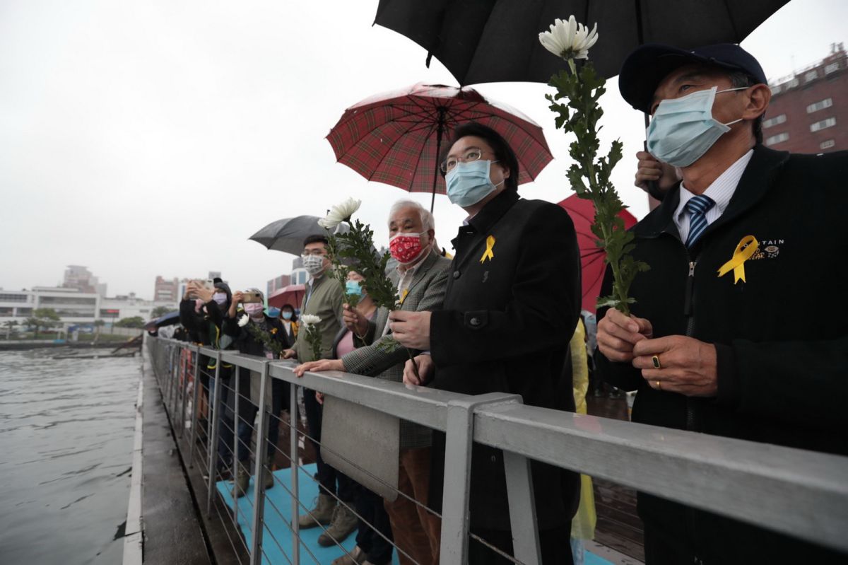 ▲基隆市長林右昌將手中的菊花拋下海中，期許這塊土地上所有人民及與會貴賓，能以和平方式紀念追思228事件。（圖／基隆市政府提供）