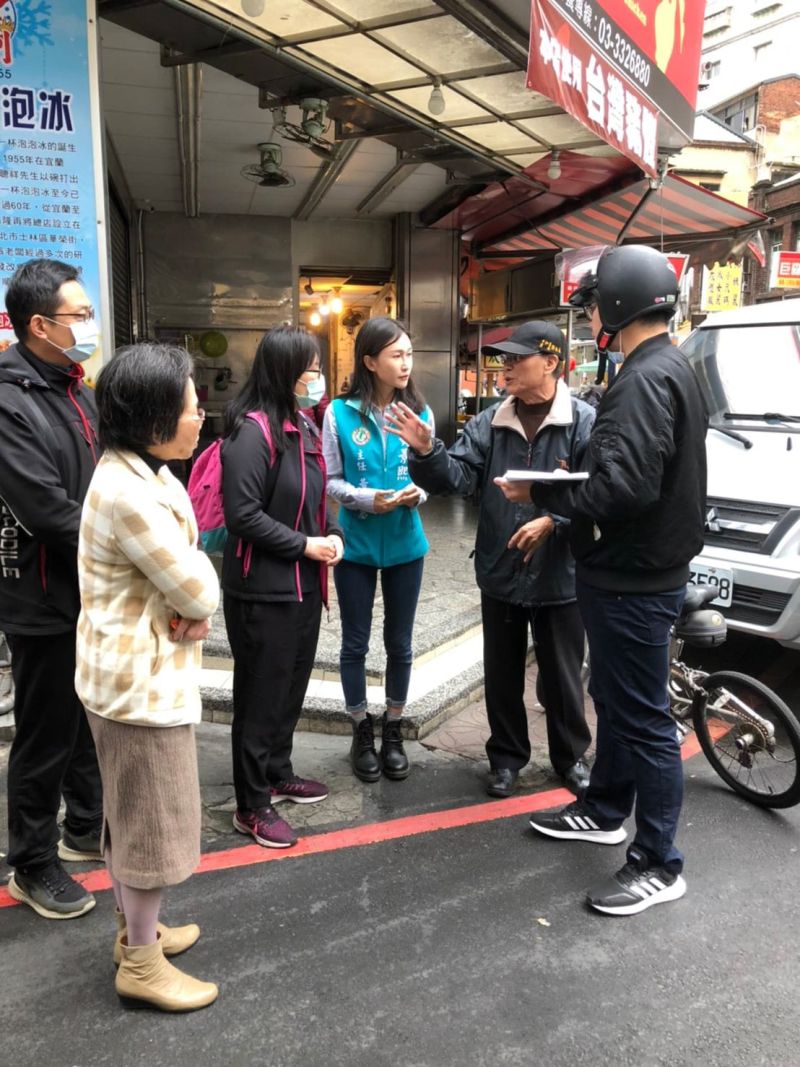 ▲跟著父親跑場已經2年多,現在黃瓊慧跑行程已經駕輕就熟讓民眾習慣她才是「主角」。(圖/翻攝「桃園市議員參選人
