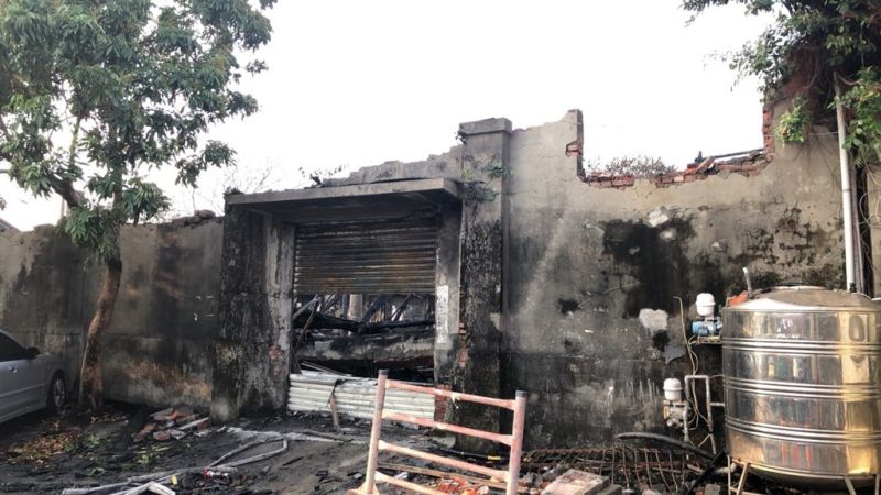 高雄駁二自行車倉庫凌晨失火 建築燒剩牆面