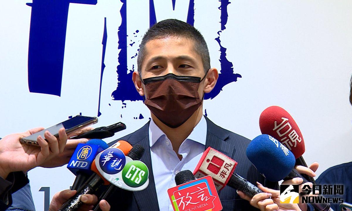 ▲民進黨北市黨部主委吳怡農，8日與馬英九的外甥余靖一同直播談國防，而9日受訪時被問到是否也會邀請馬英九？吳怡農則冷回「投降主義不必了」。（圖／記者丁上程攝，2021.03.09）