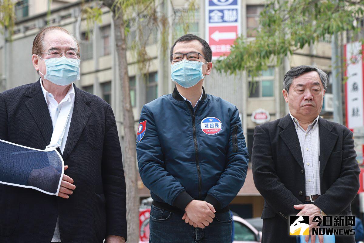 ▲國民黨台北市議員羅智強（中）痛批高端EUA鬼鬼祟祟，簡直比鬼還神秘。（圖／NOWnews資料照，記者葉政勳攝）