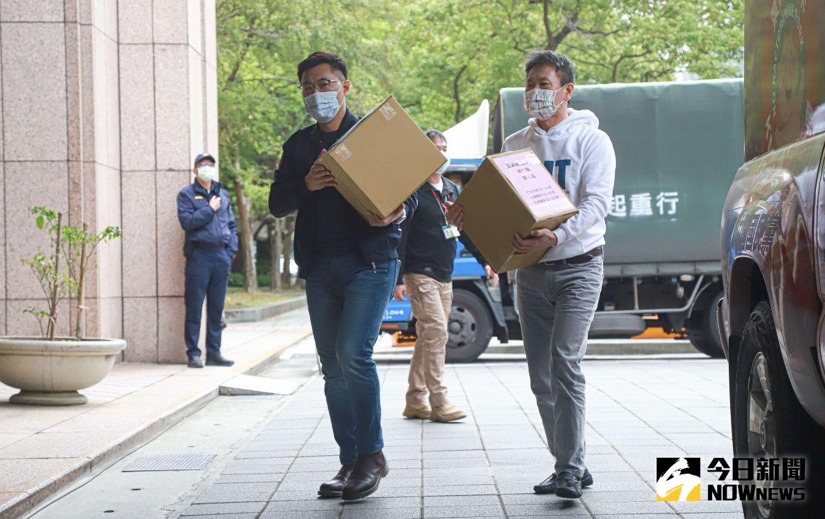 ▲國民黨發動的公投案來勢洶洶，民進黨立委蘇巧慧提出修法，要將公投修嚴，國民黨立委林為洲指出，以蘇的版本，過去高票過關的公投都會被刷掉，質疑蘇巧慧反民主。（圖為日前江啟臣、林為洲將公投案送到中選會／記者葉政勳攝 , 2021.03.09）