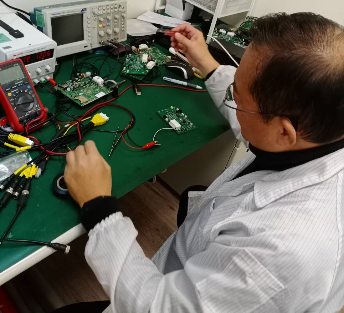 ▲新北市政府就服處運用「職場學習再適應計畫」的資源，助57歲「高年級生」重返職場。（圖／新北市政府勞工局提供）