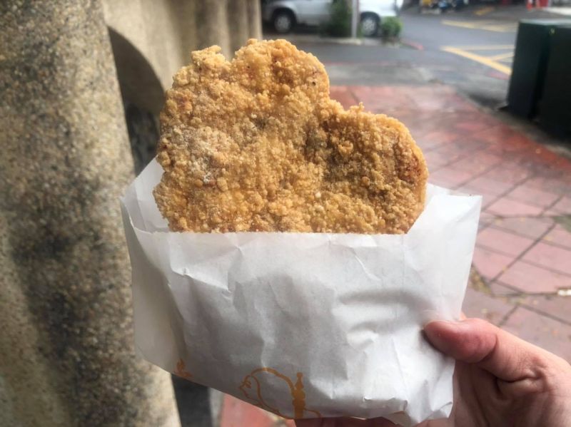 ▲有人指出「雞排狂漲」的原因,在於「店租和水電」。(示意圖/翻攝自臉書粉專《跟著尼力吃喝玩樂&親子生活》)