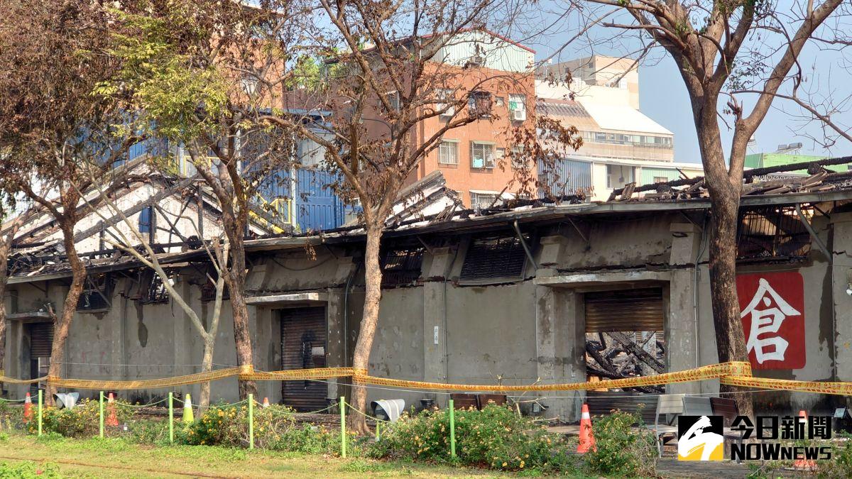 ▲駁二自行車倉庫及本東倉庫商店的屋頂，以及珍貴的檜木梁架付之一炬。（圖／記者鄭婷襄攝，2021.03.09）