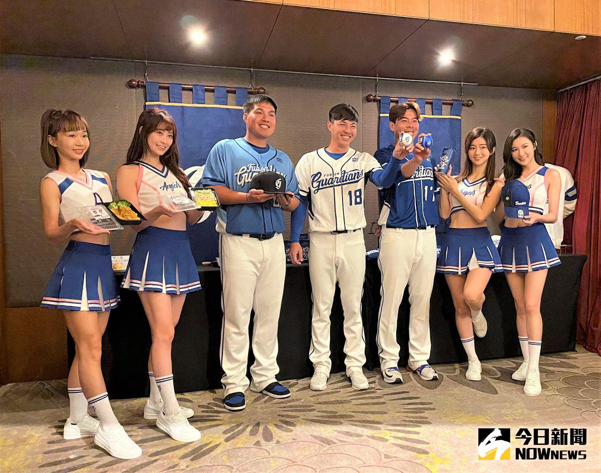 ▲富邦悍將宣布主場門票3/13開賣，並推出精彩主題日、全新APP、電子票券、智慧球場體驗等，選手張進德、郭俊麟、張耿豪出席活動。（圖／鍾東穎攝 ,2021.03.09）