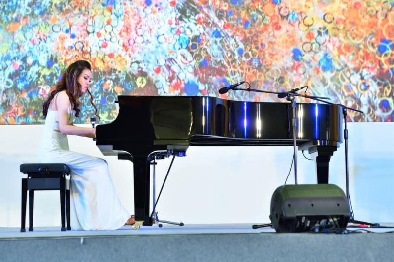 ▲鋼琴家盧佳慧2020年在台北國際藝術博覽會開幕式上演奏多媒體鋼琴作品《蝴蝶蘭Butterfly Orchid》。（圖／取自盧佳慧臉書）