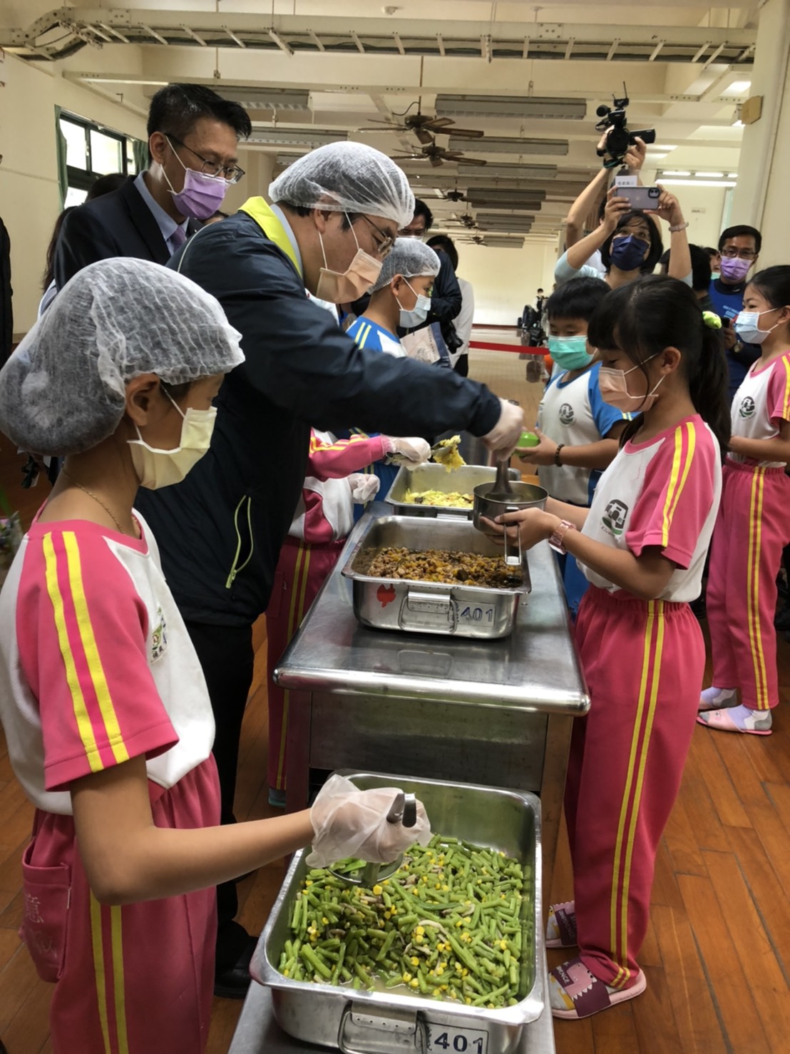 ▲黃偉哲充當學童打菜助手，叮嚀學童要吃飽、吃好（圖／記者林怡孜攝，2021,03,09）