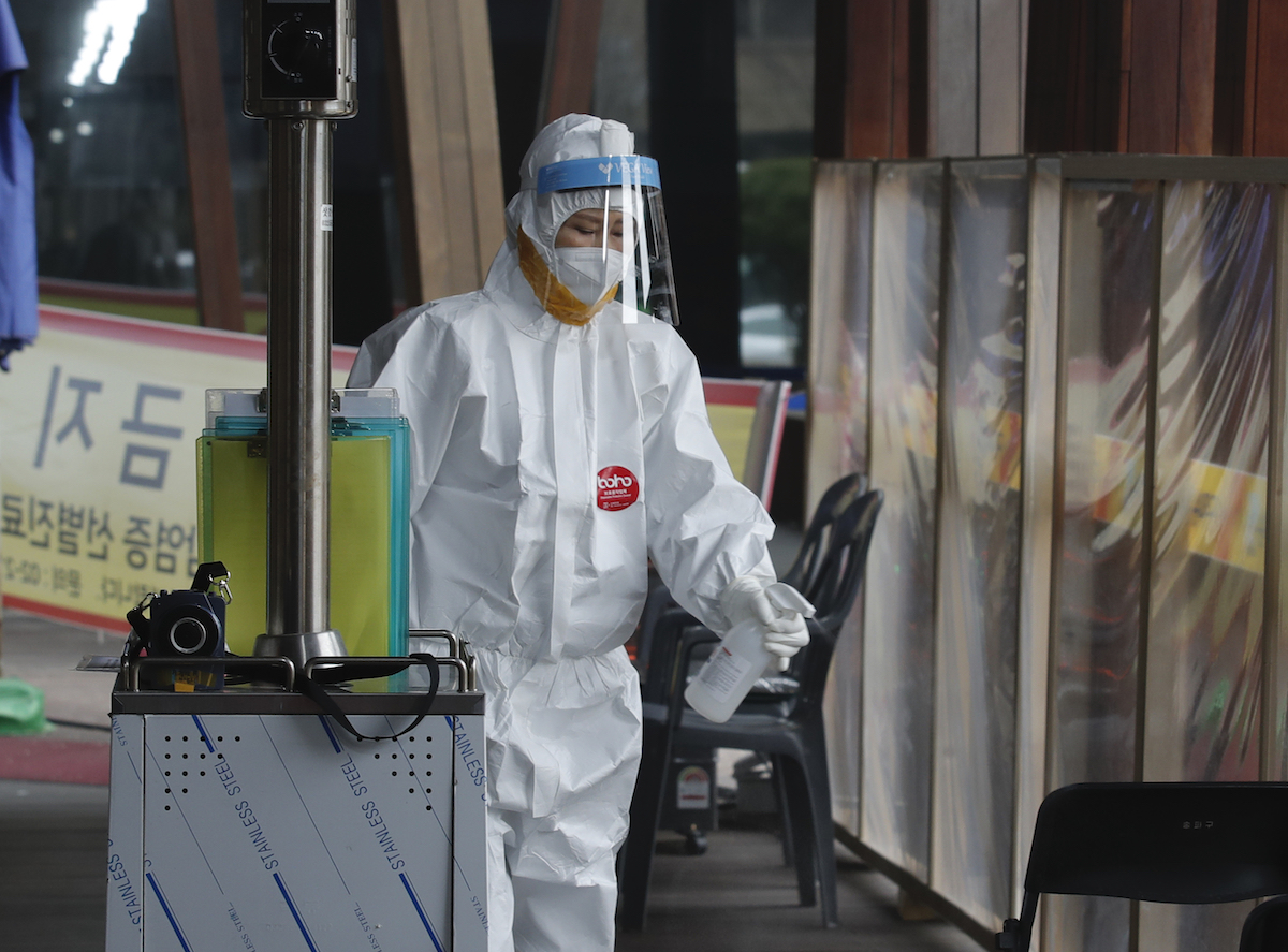 ▲韓國政府公布今（9）日新增2例接種新冠疫苗後死亡的個案，另外有6人在接種後仍然確診。（圖／美聯社／達志影像）