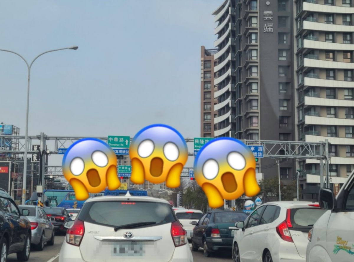 ▲一名網友在《路上觀察學院》發文並附圖，表示「這路口有複雜到需要10個紅綠燈嗎」，貼文一出，引起熱議。（圖／翻攝自《路上觀察學院》）