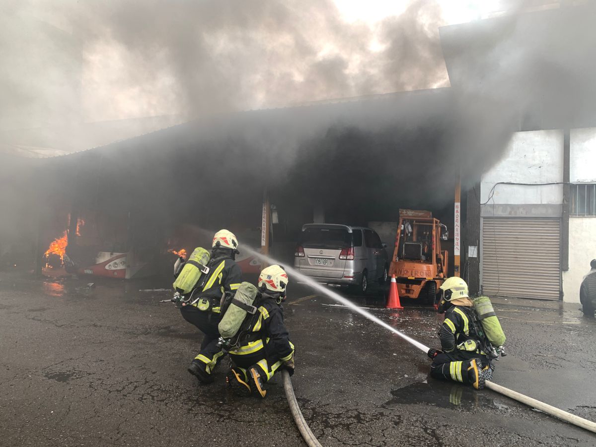 ▲桃園客運修車廠中午發生大火，現場共5輛電動巴士被燒毀，所幸無人員受困，但起火原因及詳情仍有待事後調查。（圖／記者李春台翻攝）