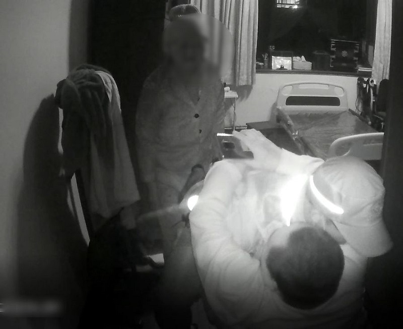 ▲大墩所員警費了九牛二虎之力，將百公斤身障男抱回輪椅（圖/記者鄧力軍翻攝）