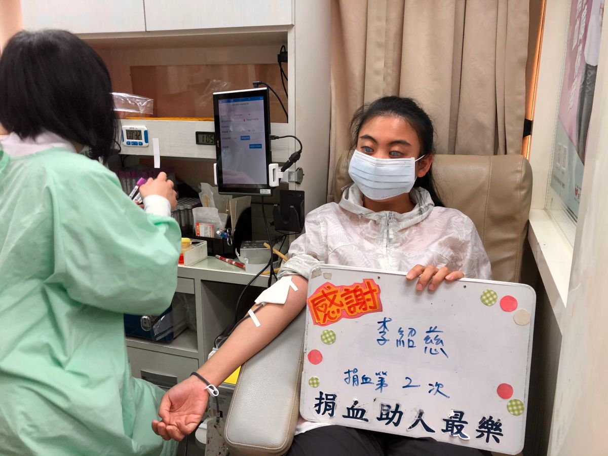 ▲警廣台中分台舉辦「空中傳愛，挽袖捐血」，重度視障李小姐為善不落人後，為能挽袖捐血助人而開心。（圖／記者金武鳳攝，2021目9)