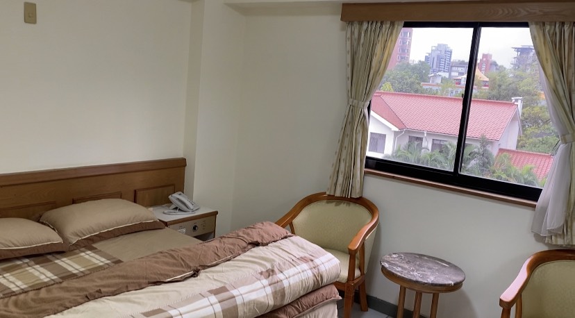 ▲民進黨立委王定宇遭爆不住立法院安排給他的會館住民進黨發言人顏若芳家，一位不具名立委提供王在會館的房間內部照片。（圖／立委提供）