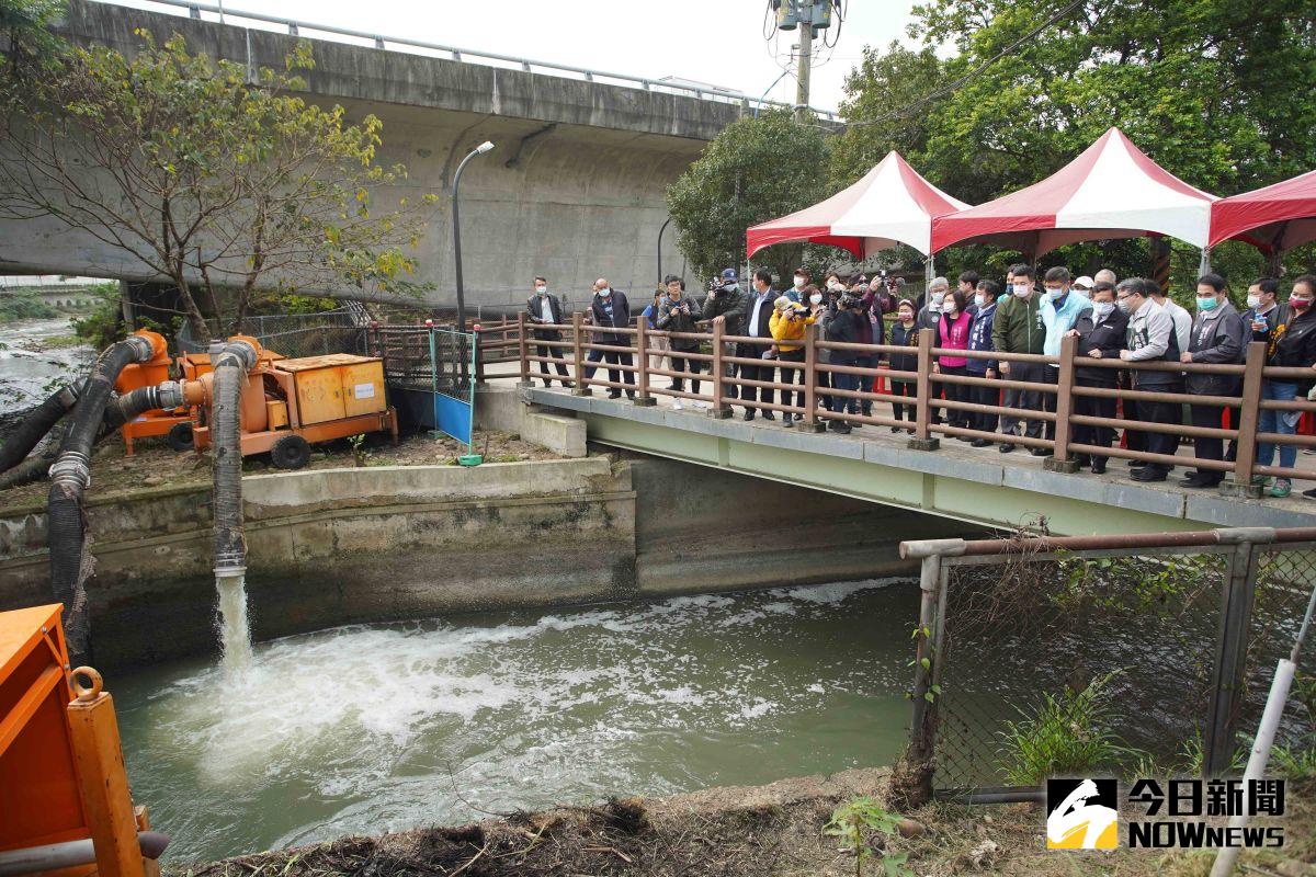 ▲桃園市長鄭文燦表示，市府多管其下優先取用埤塘水源及老街溪、新街溪等河川抽水支援，每日可提供5.76萬噸水量，有效減少石門水庫農用供灌水壓力。（圖／記者李春台攝，2021.03.09）