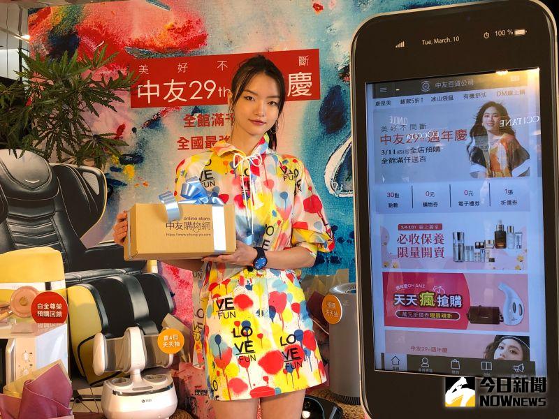 ▲後疫報復性消費激勵,台中市百貨戰火,線上線下火力全開搶市。(圖/記者金武鳳攝,2021.3.9)