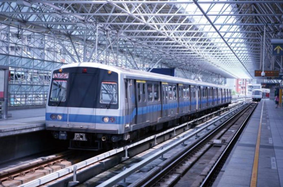▲原PO表示難得看見捷運有位置,隔壁的人「卻把東西放在空位上」,讓她超傻眼,貼文一出,網友直喊「台鐵也一堆人這樣」。(示意圖/翻攝自台北捷運臉書)