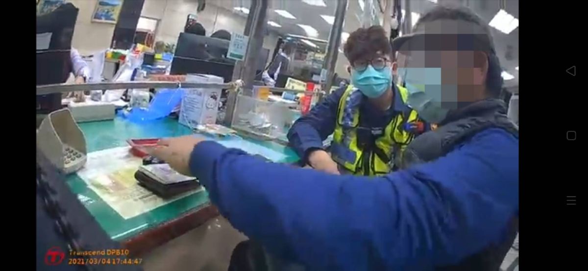 ▲員警與行員苦心勸導，保住蕭男退休金，感嘆將琳達視為親愛的，真是真心換絕情(圖／警方提供2021.3.10)