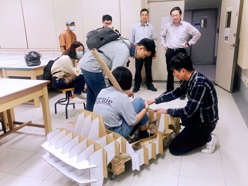 ▲指導老師提供學生對作品的建議。(圖/樹德科大提供)