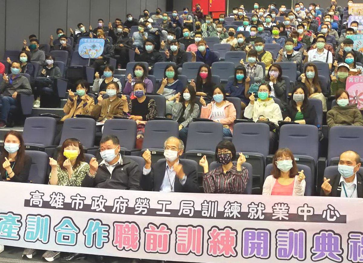 ▲高雄市政府勞工局舉辦產訓合作職前訓練班開訓儀式，由該局副局長陳石圍(前排中)主持。(圖／記者黃守作攝，2021.03.10)