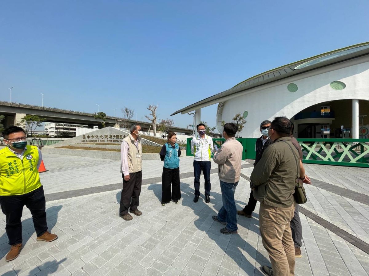 ▲北屯區廍子國小緊鄰台74線快速道路，長期飽受車流噪音之苦，立委莊競程、邀相關單位聯合會勘(圖／莊競程服務處提供2021.3.10)
