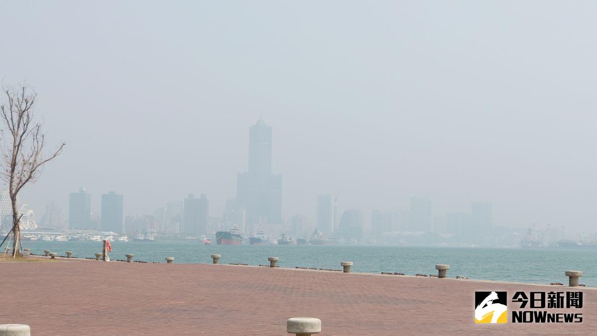 ▲今日東北風持續偏弱，高雄空品不佳天空霧濛濛，高雄地標85大樓只看的到輪廓。（圖／記者鄭婷襄攝，2021.03.10）