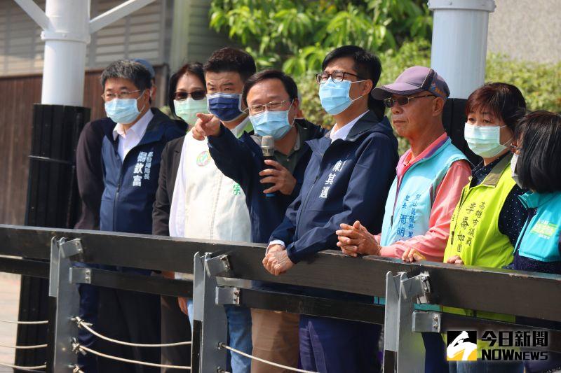 ▲高雄市長陳其邁今日視察鼓山龍巖冽泉及周邊排水路改善工程被問到空汙問題時強調,對於空品的改善,市府都很努力在做,並持續往脫碳的方向來努力。(圖/記者鄭婷襄攝,2021.03.10)
