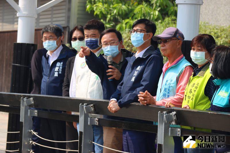 ▲高雄市長陳其邁今日視察鼓山龍巖冽泉及周邊排水路改善工程被問到空汙問題時強調，對於空品的改善，市府都很努力在做，並持續往脫碳的方向來努力。（圖／記者鄭婷襄攝，2021.03.10）