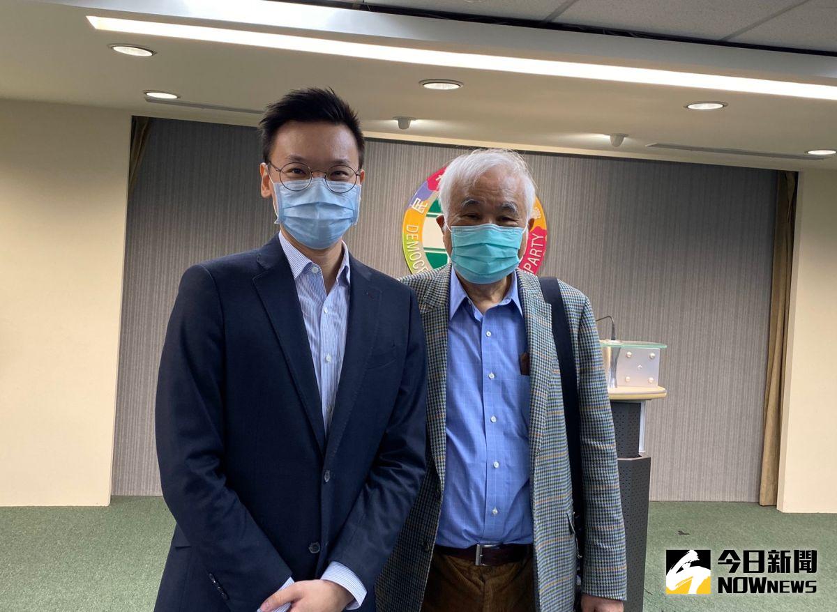 ▲民進黨憲改小組發言人林飛帆（左）表示，廢除考試院、監察院是歷次會議小組成員確立的改革共識。右為前主席姚嘉文。（圖／資料照）