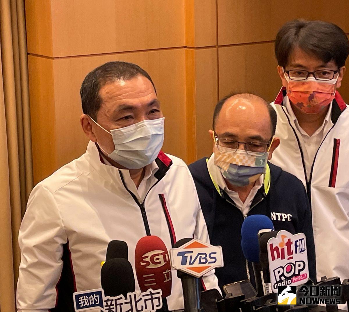 ▲是否帶頭施打疫苗？新北市長侯友宜拉高音量的回應，「我不是說了很清楚了嘛，這以前就講過了，只要有民眾疑慮，我們毫不猶豫」。（圖／記者陳志仁攝，2021.03.10）