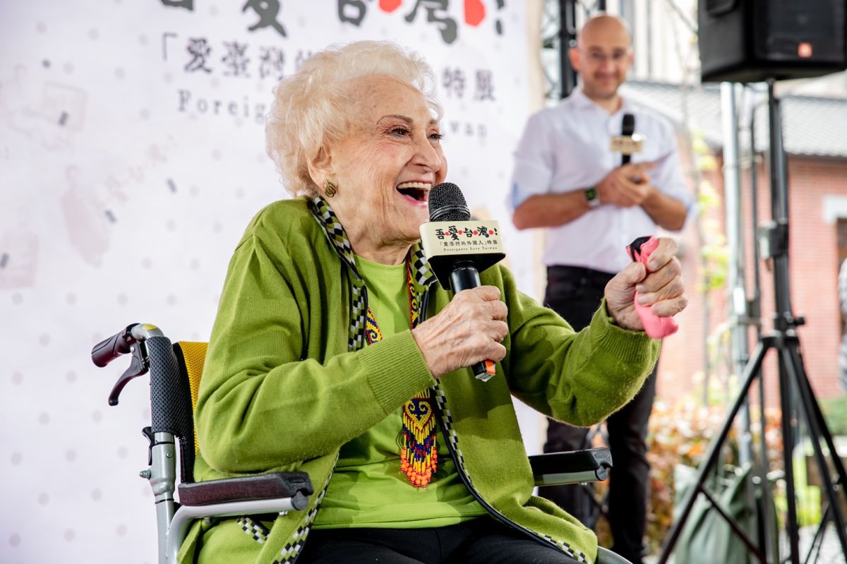 ▲空中英語教室創辦人彭蒙惠女士今(10)日出席「吾愛台灣——愛台灣的外國人特展」盛大開幕儀式。(圖|台北市立文獻館)