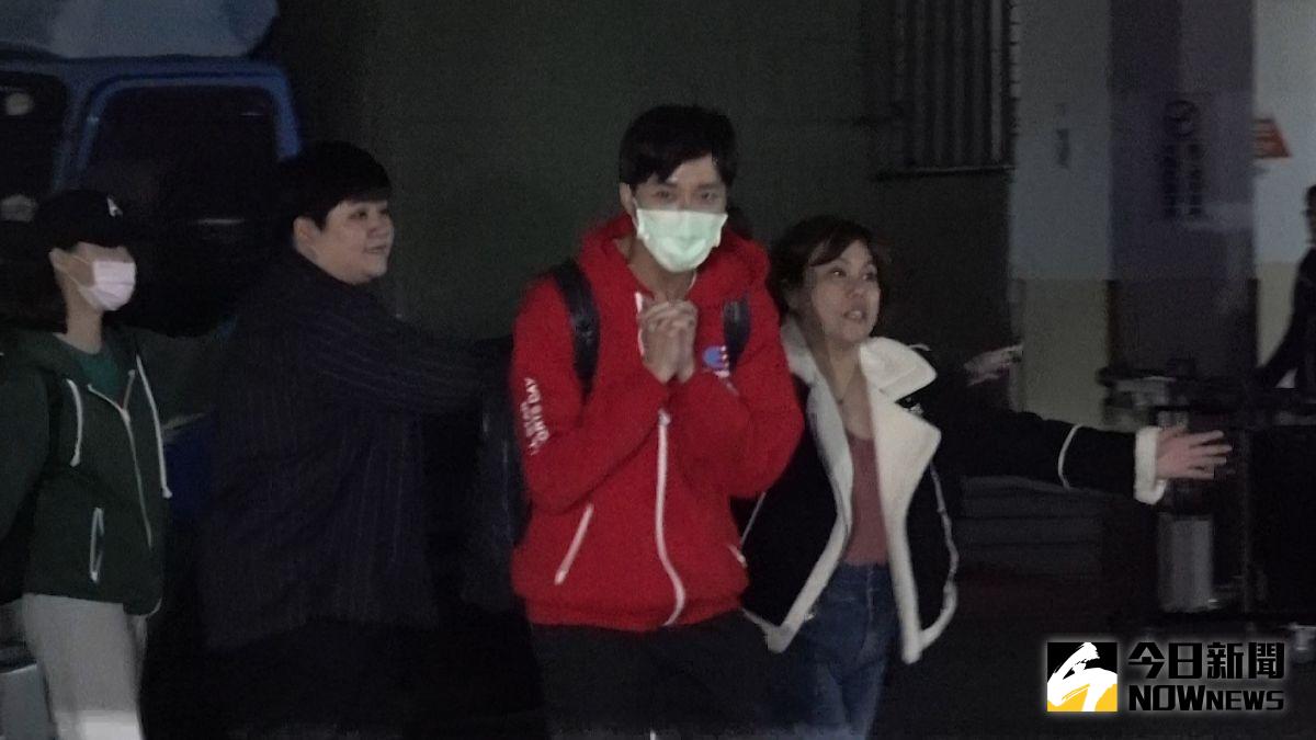 ▲江宏傑（右二）快閃躲婚變。（圖／記者朱永強攝）