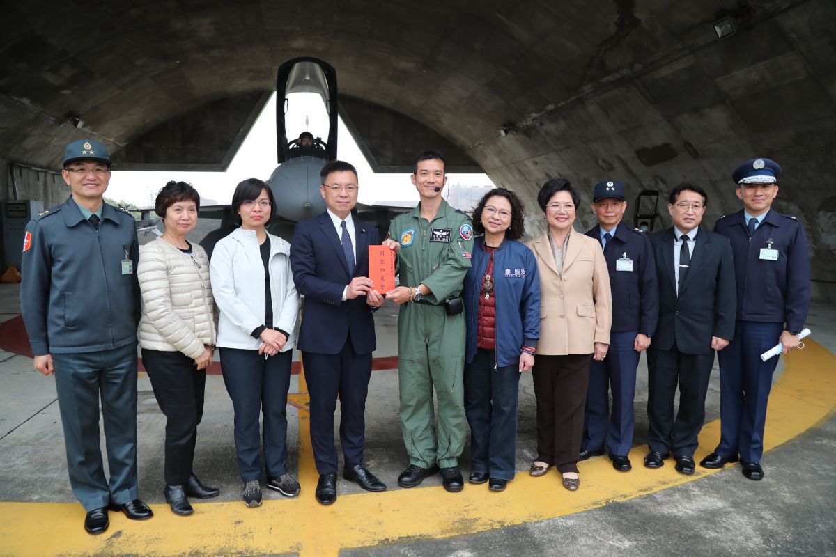 ▲外交及國防委員會召集委員趙天麟偕同召委廖婉汝、溫玉霞、林淑芬等委員，前往空軍第五聯隊聽取任務簡報，了解單位執行戰備訓練任務等實際情形，並視察作戰隊、頒贈加菜金。爆出誹聞的立委王定宇並未參加。(圖／軍聞社提供)