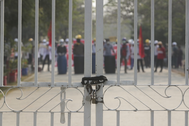 緬甸數百學子被捕狀況不明　焦急家人聚集監獄外面
