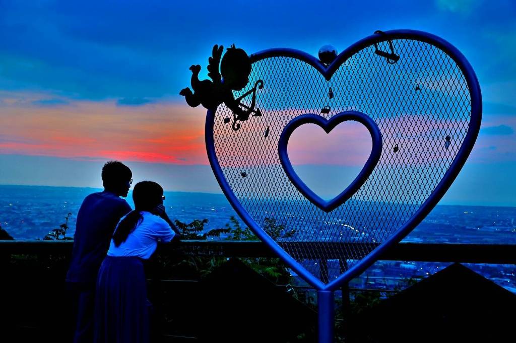 ▲中市熱門情侶夜景勝地「豐原公老坪觀景平台」，飽覽璀璨的夕陽落日或絢麗夜景(圖／觀旅局提供2021.3.11)