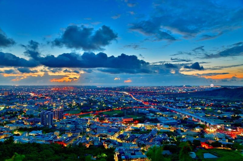 ▲中市熱門情侶夜景勝地「豐原公老坪觀景平台」,飽覽璀璨的夕陽落日或絢麗夜景(圖/觀旅局提供2021.3.11)