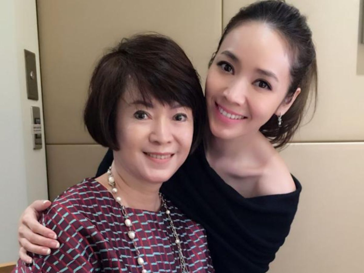 ▲侯佩岑（右）的媽媽林月雲（左）曾介入閨密婚姻，與別人老公同居31年，還把此事拿到節目上講，讓劉寶傑曾忍不住痛批她不要臉，小三標籤揮之不去。（圖／侯佩岑IG）
