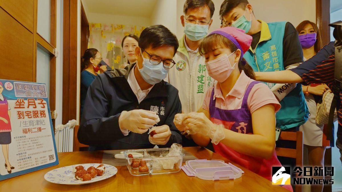 ▲月嫂蘇靜雯教市長陳其邁坐月子餐，菜色是經典的港點「心太軟」。（圖／記者鄭婷襄攝，2021.03.11）