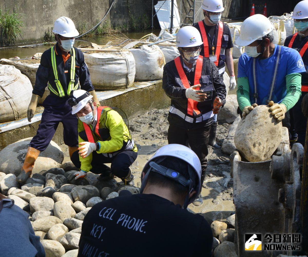 ▲新北市長侯友宜（蹲下來）今日在水利局長宋德仁的陪同下，視察中和藤寮坑溝的排水工程。（圖／記者陳志仁攝，2021.03.11）