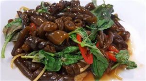 ▲被稱作電話線的海茸是智利當地美食。(圖/翻攝爆廢公社) ▲「電話線」真正的名稱其實是「海茸」,屬於褐藻類。(圖/翻攝自《爆廢公社》)