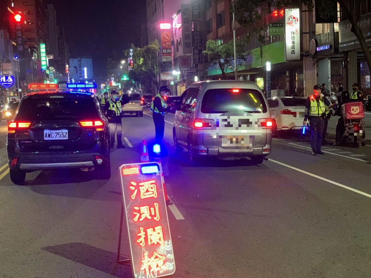 ▲高市警局為貫徹市長陳其邁強力打擊犯罪、杜絕槍枝危害的決心，市警局新興分局結合寶大警力於昨天23時實施規劃區域性閉鎖式擴大臨檢勤務。（圖／高市警局新興分局提供）