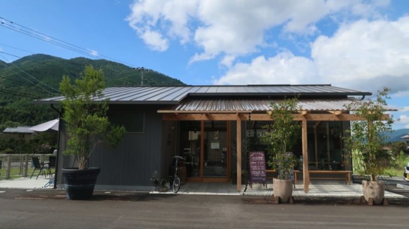 ▲MIKAMO喫茶店(みかも喫茶),店內展示各款式木屐,可以在這裡試穿木屐拍照留念。(圖/公關照片)
