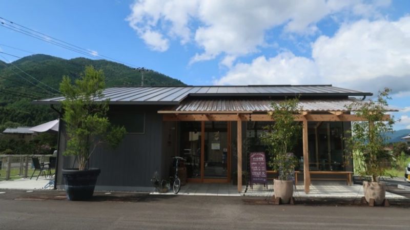 ▲MIKAMO喫茶店（みかも喫茶），店內展示各款式木屐，可以在這裡試穿木屐拍照留念。（圖／公關照片）