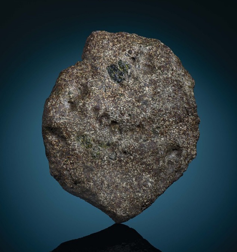 ▲科學家研究發現，去年在撒哈拉沙漠發現的隕石「EC 002」，很可能有著比地球還古老的歷史，成分也比跟一般隕石不太一樣。（圖／翻攝自每日郵報）