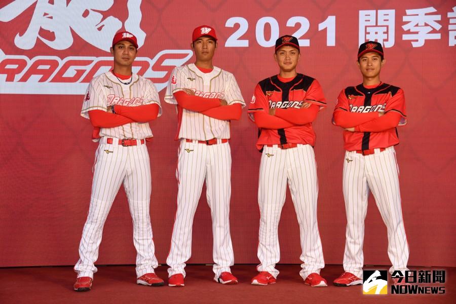 ▲味全龍天母主場大翻新，球員穿新戰袍亮相。（圖／林柏年攝）