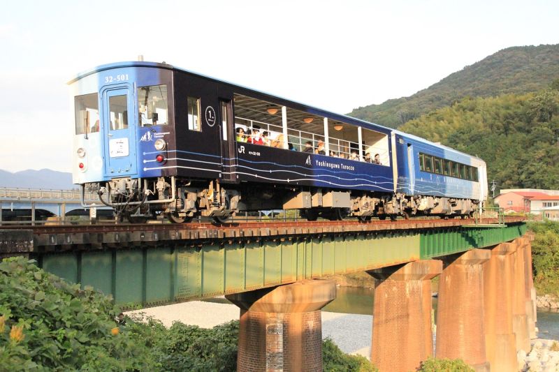 ▲JR四國推出的全新週末藍色觀光列車「藍吉野川小火車」，行走德島站及阿波池田站間。（圖／公關照片）