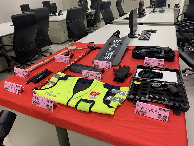▲台中捷運警察隊展示員警執勤時所配用之裝備(圖/記者鄧力軍攝)